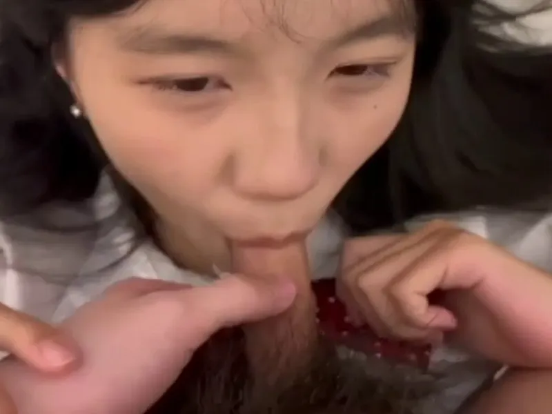 Em loli dễ thương liếm củ khoải biến em thành con đào nứng p2